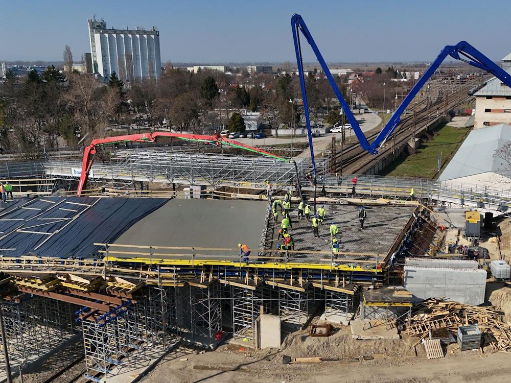 Betonáž mosta 62-013 na ceste I/62 sa realizovala ponad funkčnú železnicu v meste Sereď aj vďaka kvalitnému debneniu a technickému riešeniu Doka. 
