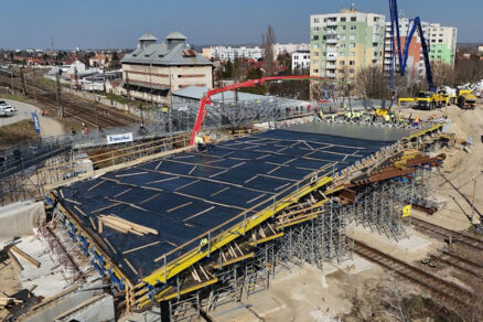 Výstavba mosta v Seredi s debnením mostovky a podpernou konštrukciou ponad železnicu.