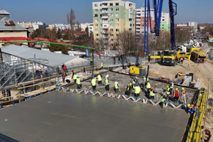 Betonáž mostovky nového mosta v Seredi počas výstavby nad železničnou traťou.