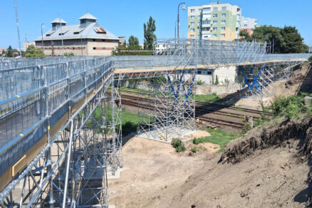 Dočasná lávka pre peších z modulárneho lešenia ponad železničnú trať v Seredi.