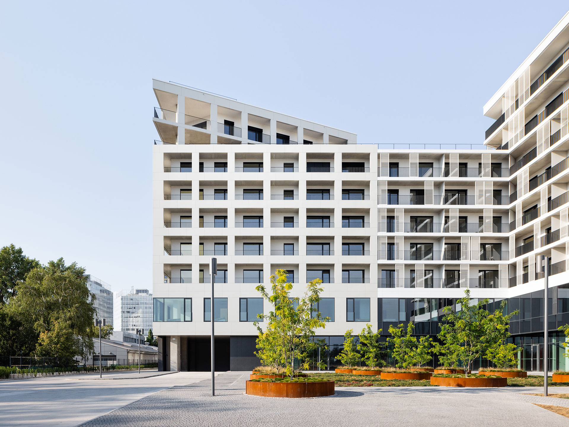 Polyfunkčný dom na Prístavnej v Bratislave od kancelárie AVK Architects, kde pôsobí aj Kornel Kobák. 