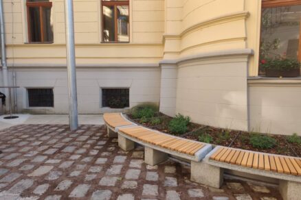Lavička pozdĺž krídla Pistoriho paláca