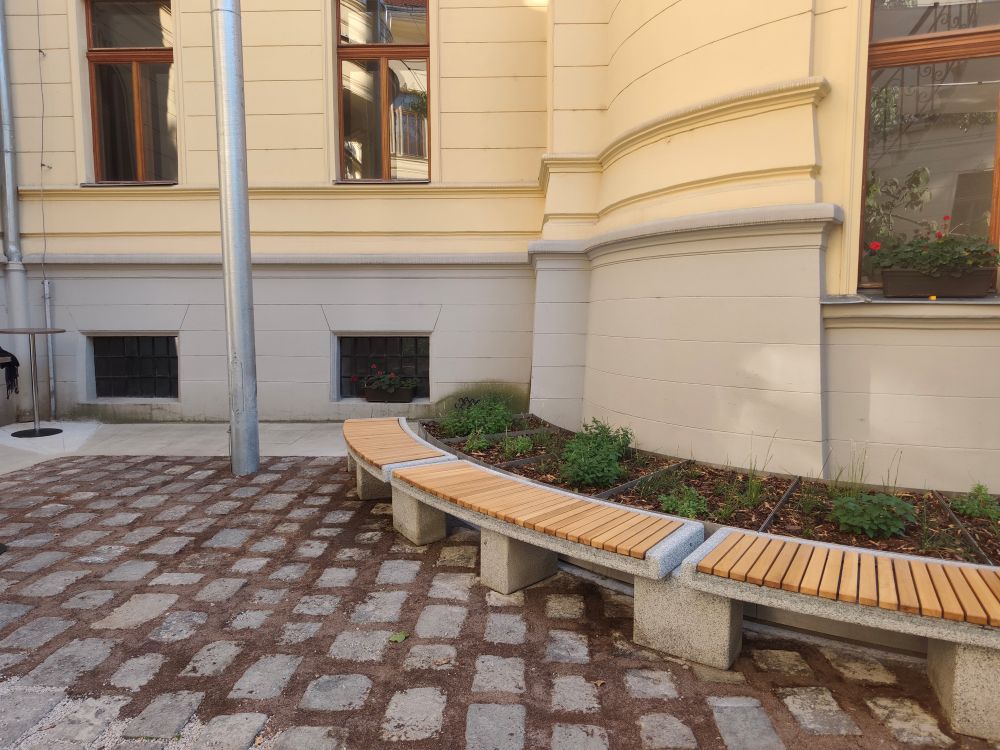 Lavička pozdĺž krídla Pistoriho paláca