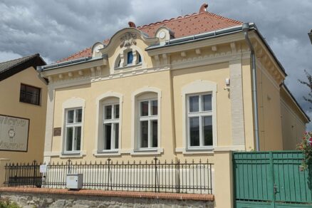 pamatny-dom-janka-jesenskeho-banovce-trenciansky-kraj