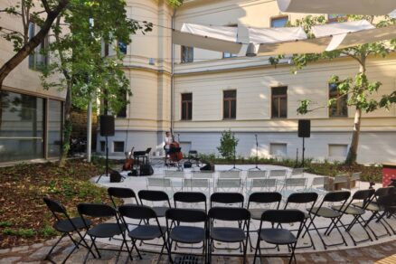 Centrum nádvoria Pistoriho paláca s dlažbou