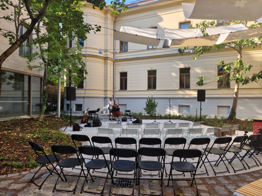 Centrum nádvoria Pistoriho paláca s dlažbou