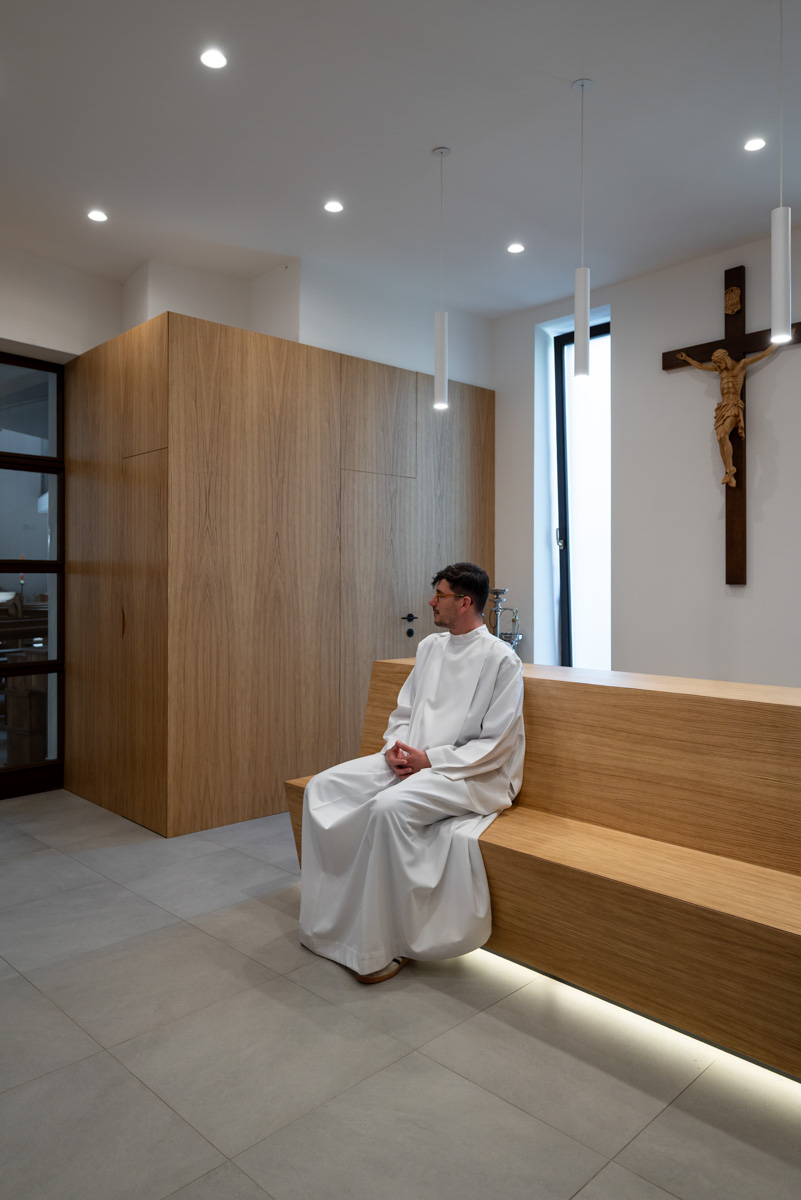 Minimalistické skriňové zostavy navrhnuté pre prehľadné uloženie liturgických odevov a vybavenia.