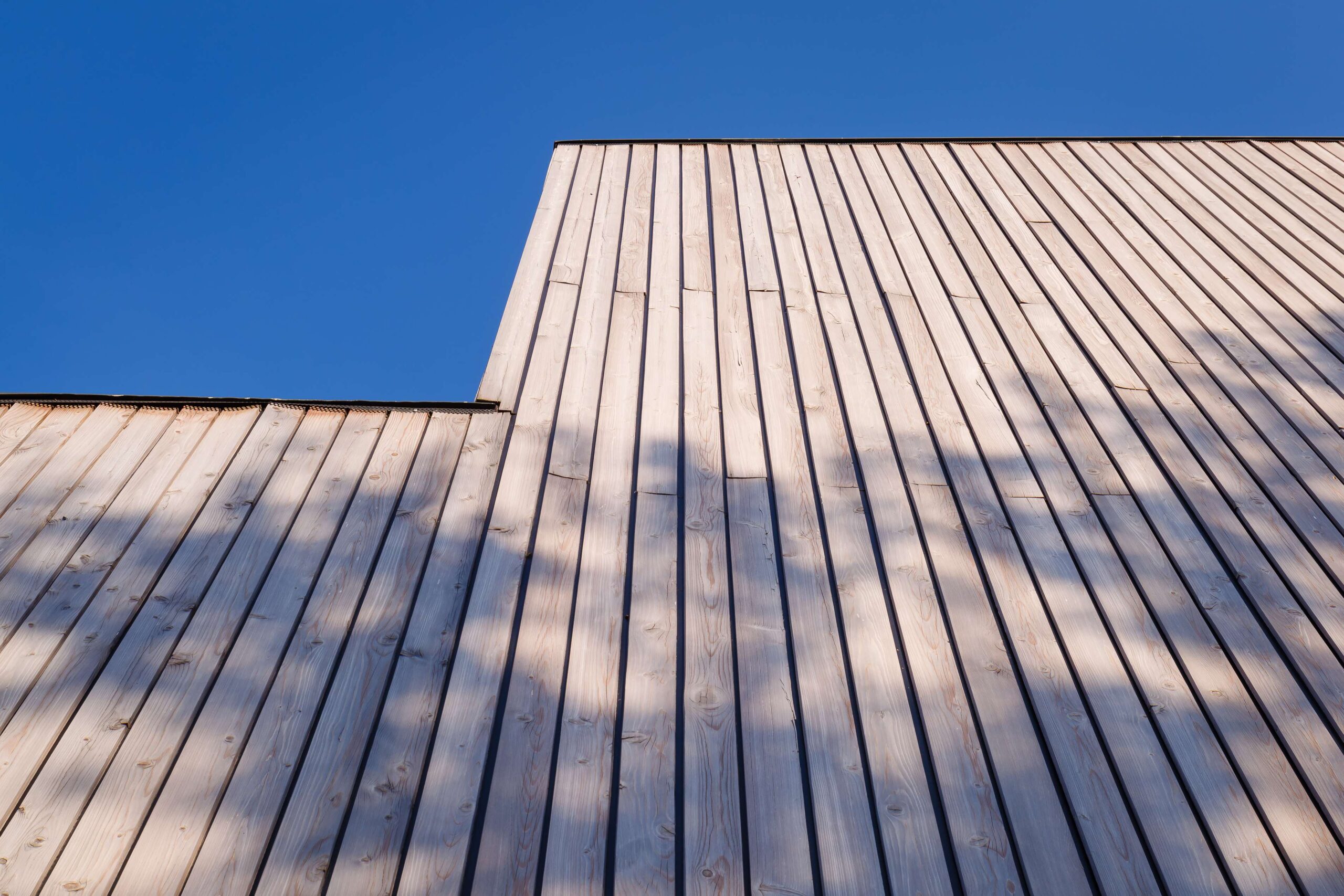 Signifikantným prvkom celej architektúry sa stali drevené prevetrávané fasády.
