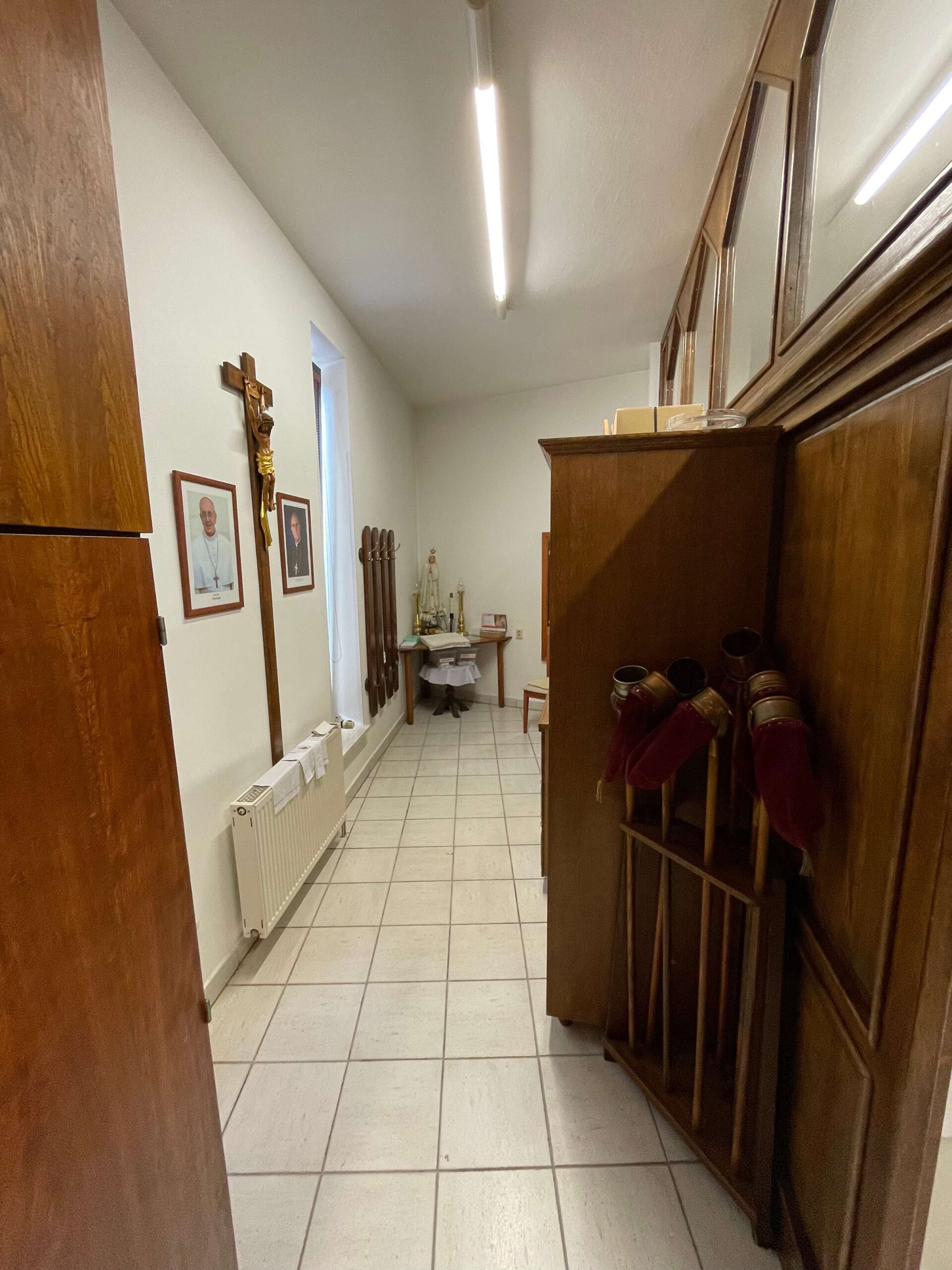 Tmavý a nekoncepčne roztrieštený priestor pred kompletnou obnovou.