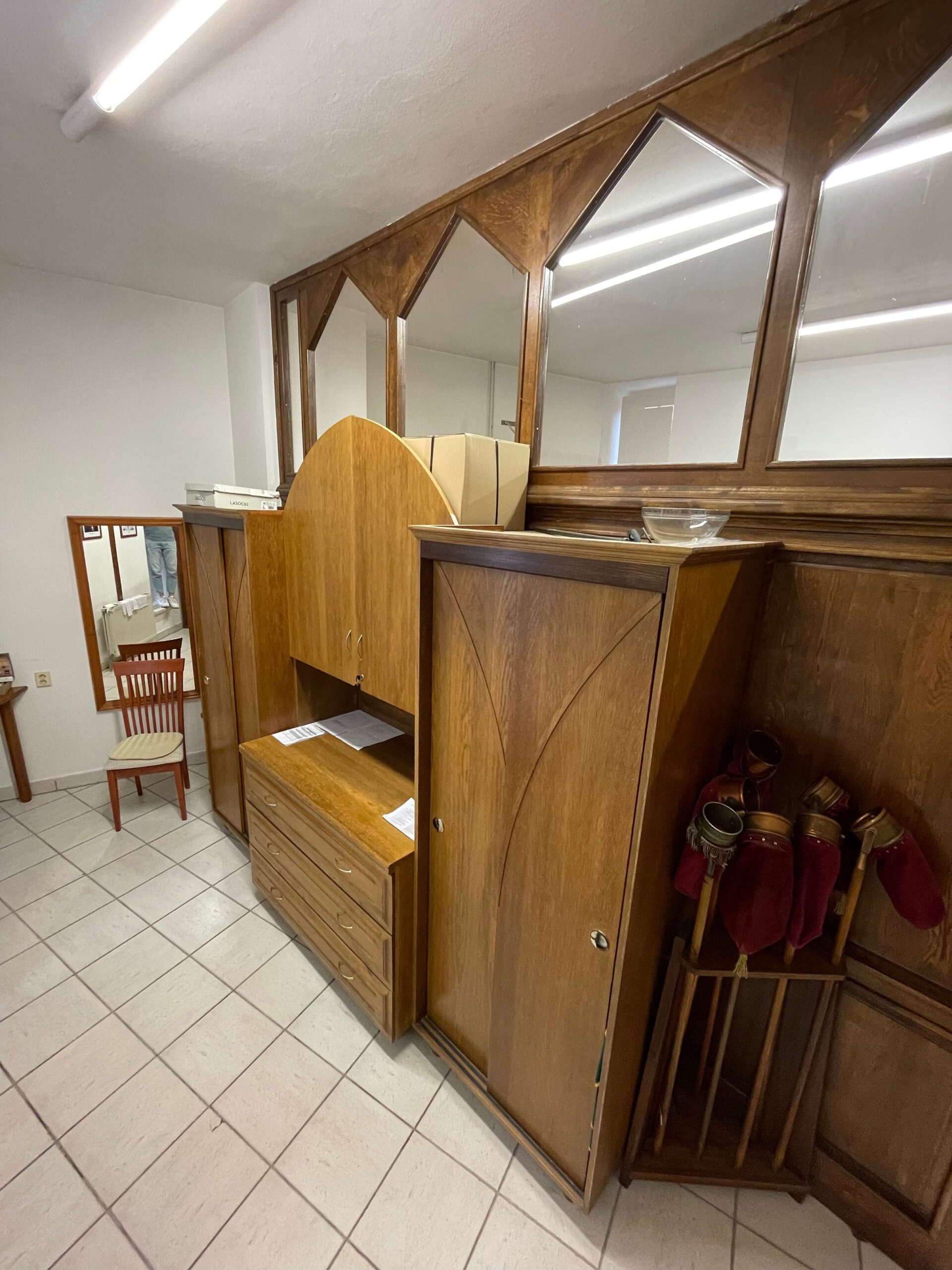 Tmavý a nekoncepčne roztrieštený priestor pred kompletnou obnovou.