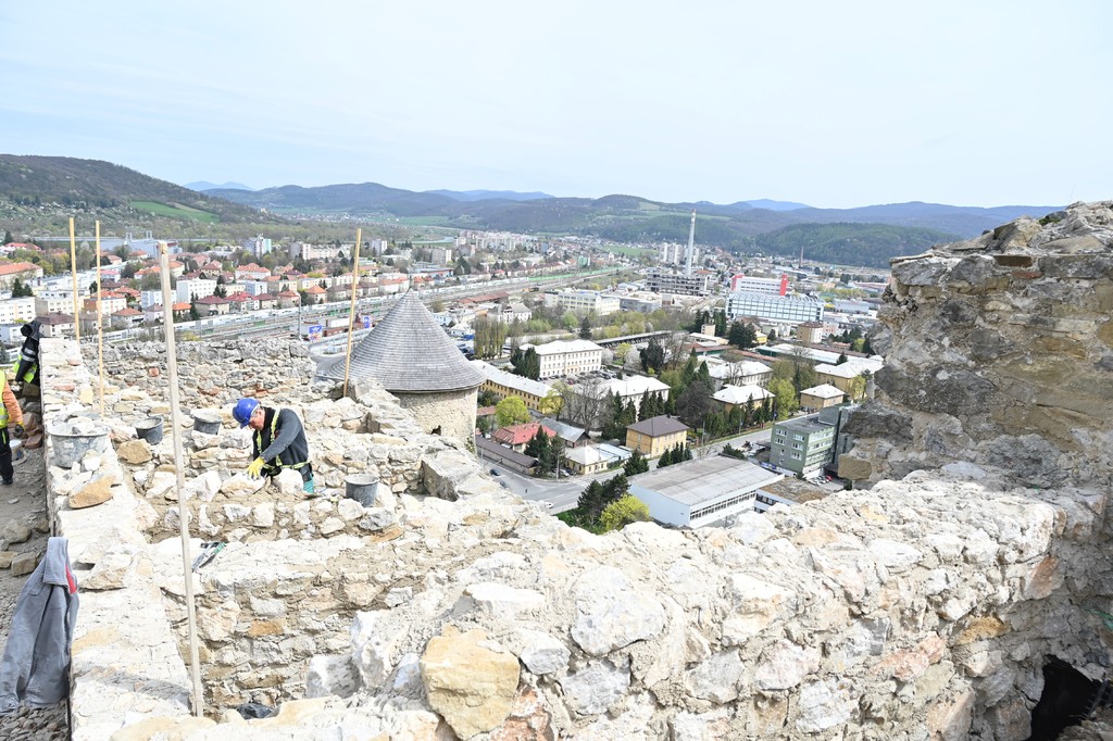 Modernizácia Trenčianskeho hradu, Trenčín trenciansky-hrad-obnova