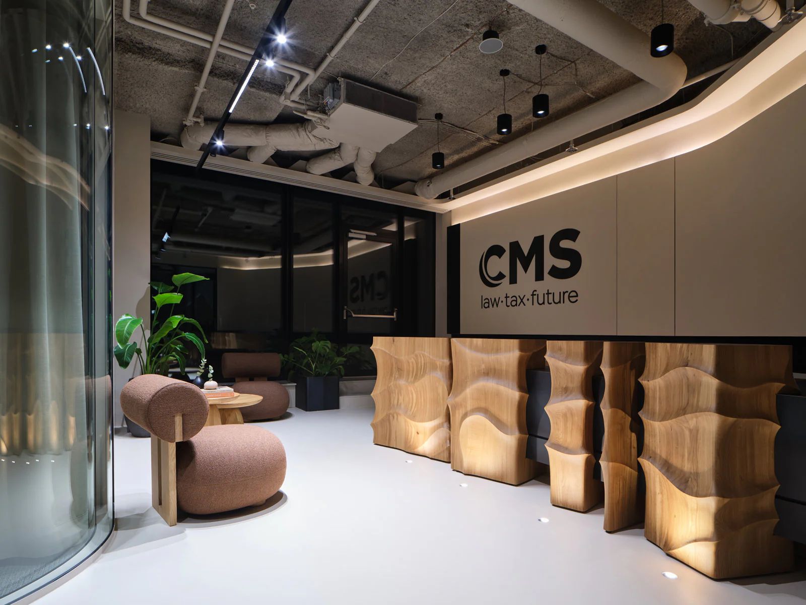 V roku 2025 realizovala časť atypového nábytku pre CMS Office Bratislava, návrh: Storytelling Architects.