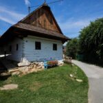 Malá chalúpka s veľkým príbehom. Historická drevenica v Rejdovej postupne ožíva
