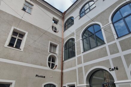 Obnovené nádvorie Župného domu v Trenčíne