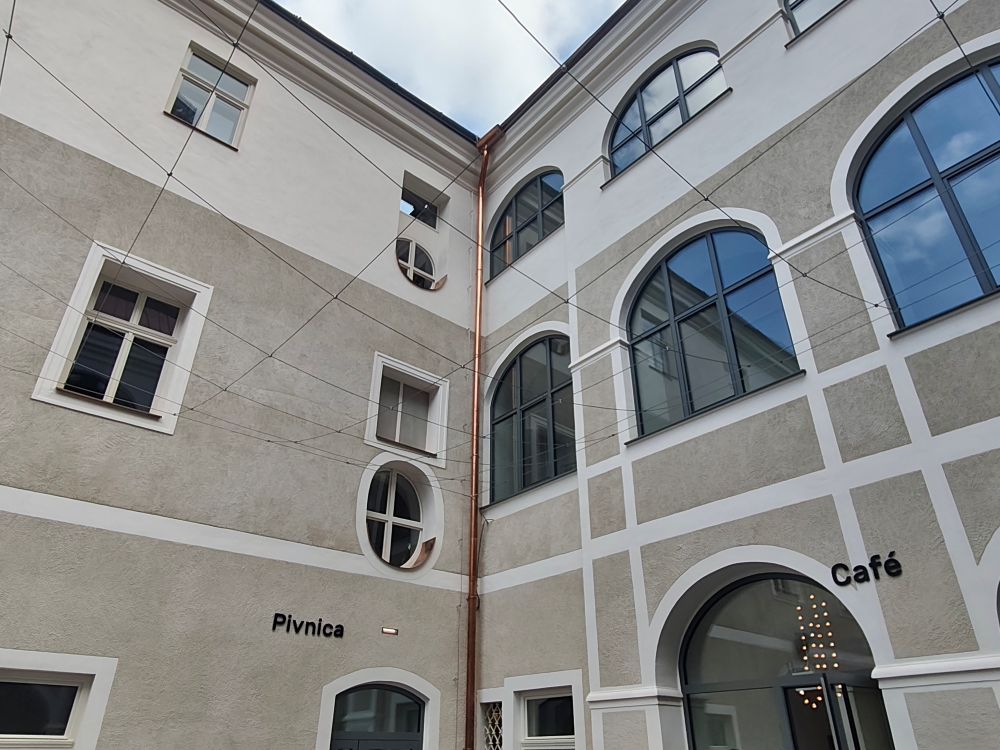 Obnovené nádvorie Župného domu v Trenčíne