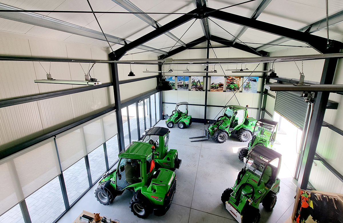 Oceľová montovaná hala od AVG Oceľová montovaná hala so showroomom a otvoreným priestorom pre techniku