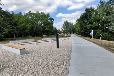 Promenáda v prírodnom parku na nábreží Váhu v Trenčíne
