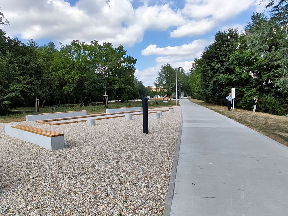 Promenáda v prírodnom parku na nábreží Váhu v Trenčíne