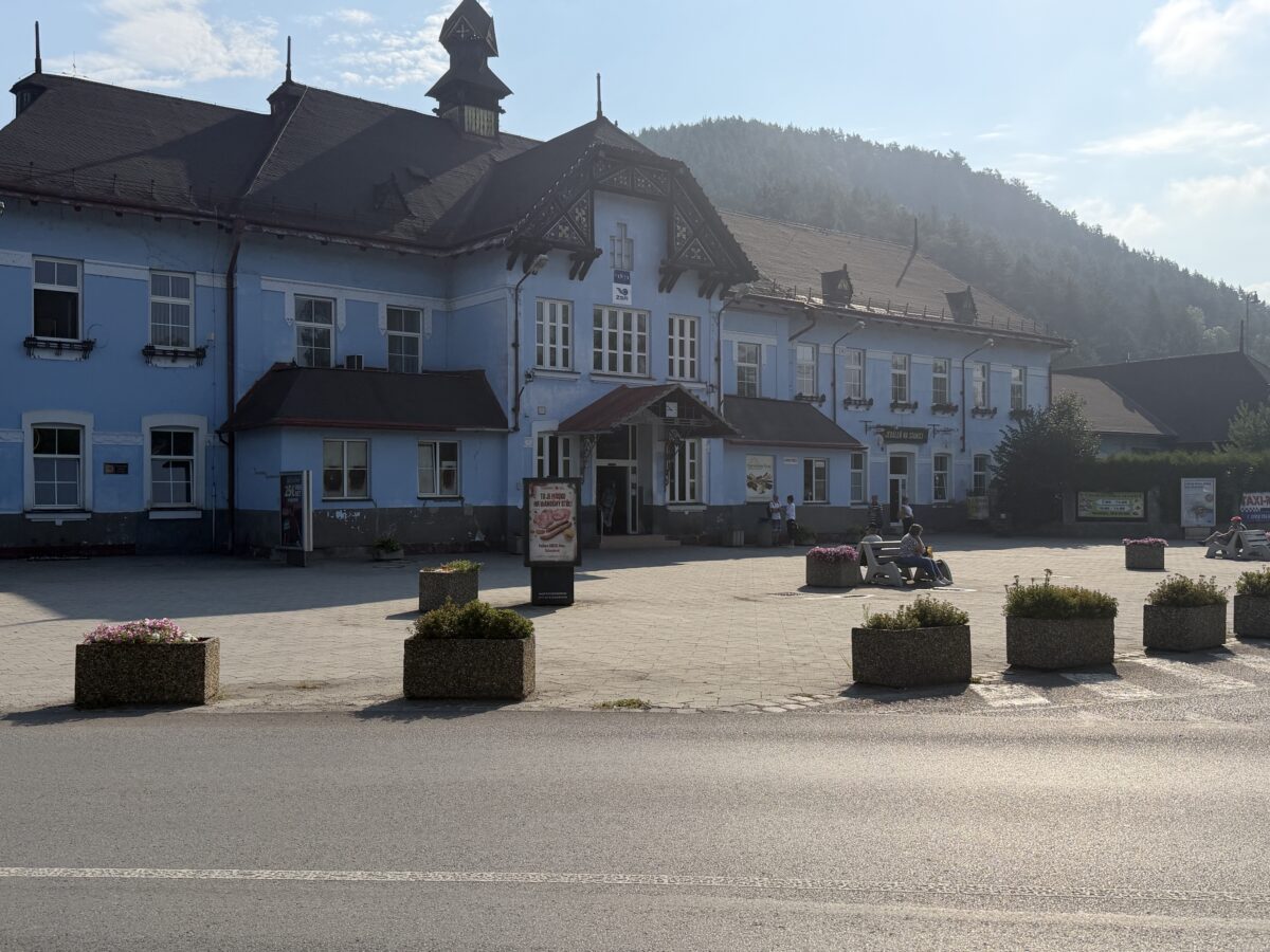 Budovu hlavnej železničnej stanice v Ružomberku čaká rozsiahla obnova za viac ako dva milióny eur.