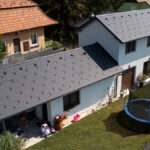 Rodinný dom s tmavou betónovou strešnou krytinou