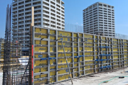 Rámové debnenie Framax Xlife plus 3,0 m pri výstavbe zvislých konštrukcií bytových domov projektu Slnečnice Nad mestom.