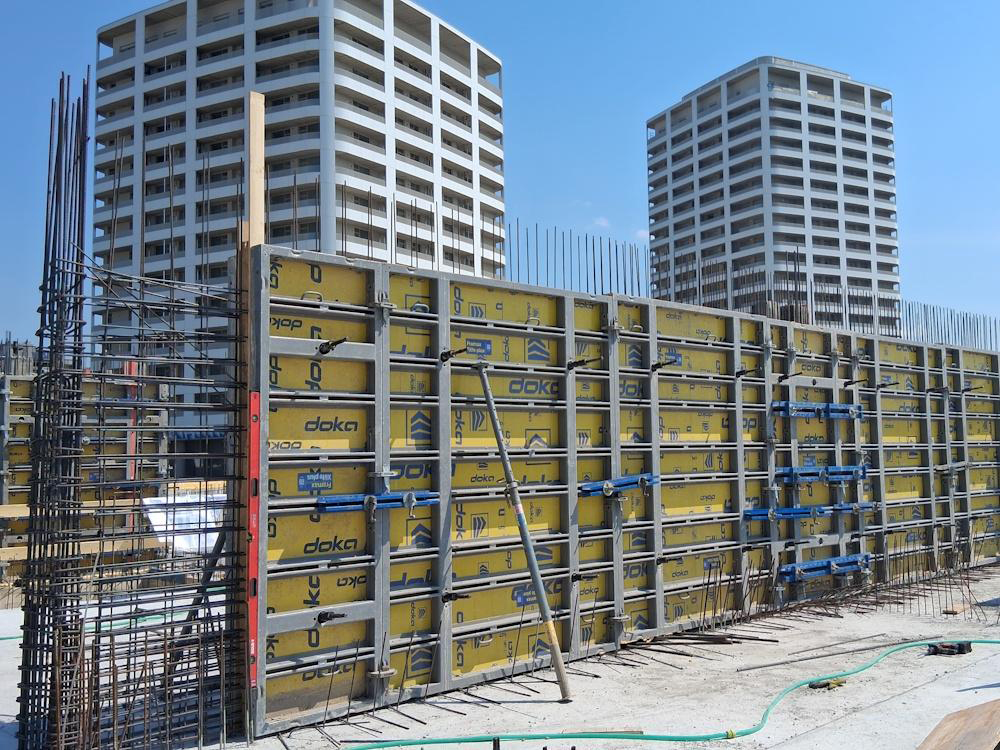 Rámové debnenie Framax Xlife plus 3,0 m pri výstavbe zvislých konštrukcií bytových domov projektu Slnečnice Nad mestom. 