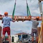 Montáž prefabrikovanej zostavy nosných prekladov pomocou autožeriava na murive rodinného domu.