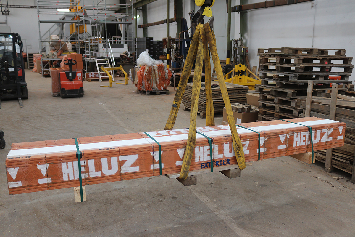 Zostavy sa dodávajú v dĺžkach od 1000 do 3500 mm v module po 250 mm. Táto variabilita umožňuje flexibilne reagovať na projektové požiadavky rôznych šírok okien a dverí. Široká škála rozmerov zaručuje, že preklady presne sadnú na nosné steny bez nutnosti dodatočných úprav či rezania. Prefabrikovaná zostava nosných prekladov pripravená na manipuláciu a montáž.