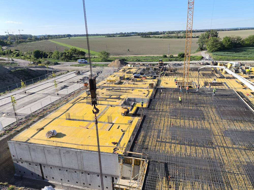 Vodorovné konštrukcie bytových domov Slnečnice Nad mestom realizované pomocou nosníkového debnenia Dokaflex s použitím debniacej dosky 3SO 21mm. Vodorovné konštrukcie bytových domov Slnečnice Nad mestom realizované pomocou nosníkového debnenia Dokaflex s použitím debniacej dosky 3SO 21mm.