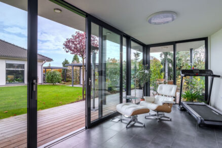 INCON ALUMINIUM PORTAL umožňuje realizovať krídla s výškou do 3 metrov a je dostupný v rôznych variantoch otvárania vrátane troj- a štvordielnych riešení.