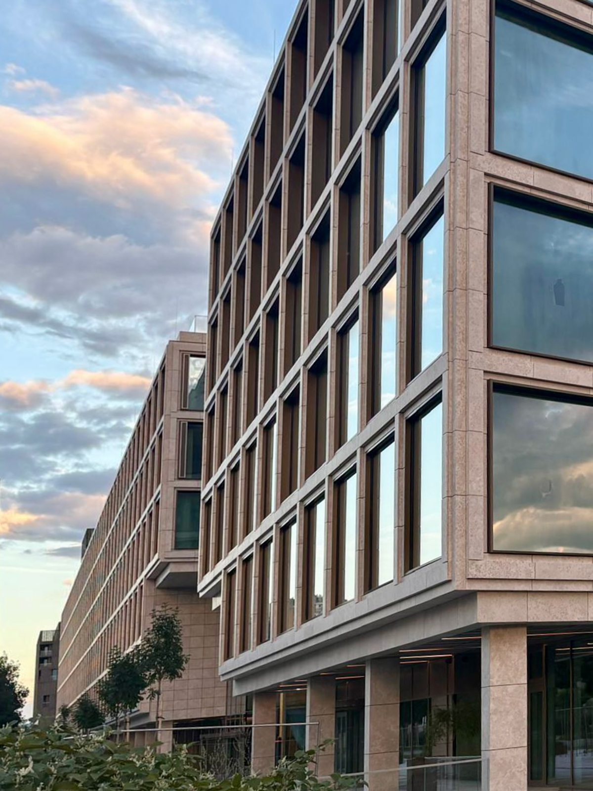 Detail prevetrávanej fasády s výmerou 6 800 m². Ilustruje precízne lícovanie kamenných dielcov (z celkového počtu 31 037 kusov v 3 918 tvarových variantoch) Fasáda administratívnej budovy Vilharia s veľkoformátovým zasklením a kamenným obkladom