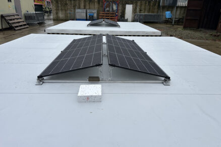 Testovací sestava ploché střechy s fotovoltaickými panely.