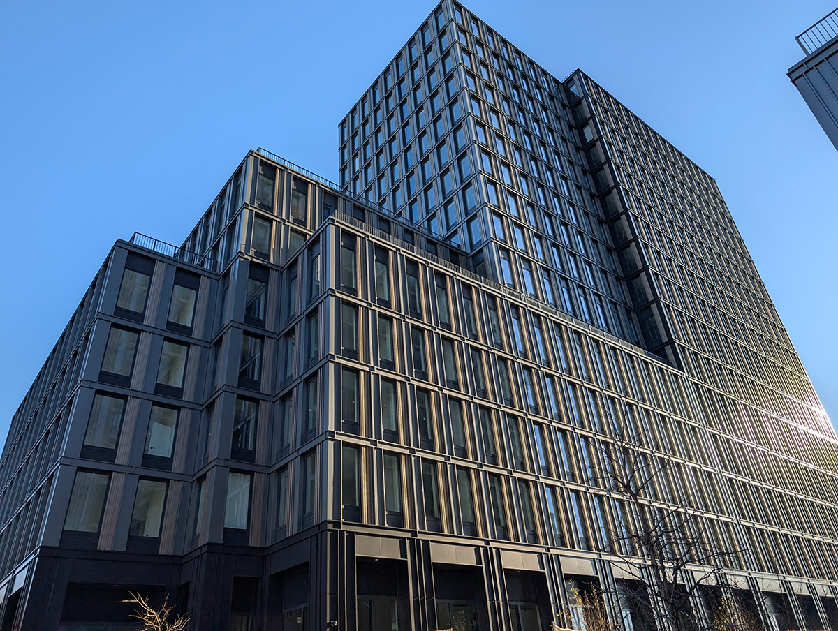 Projekt “Carroll street” v New Yorku s “bird-friendly” zasklením. Raster takmer nie je vidieť Projekt “Carroll street” v New Yorku s “bird-friendly” zasklením. Raster takmer nie je vidieť