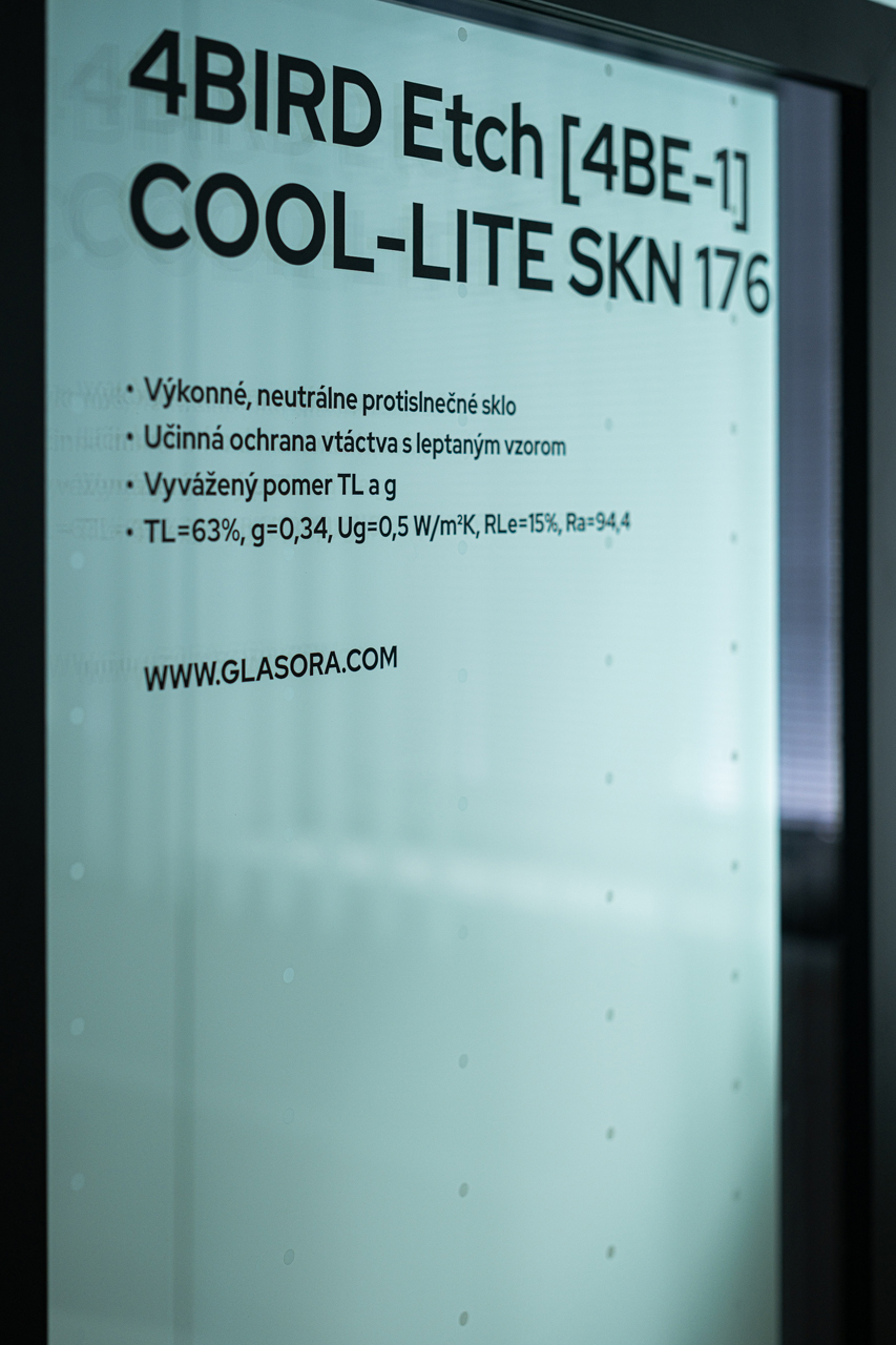 Jedno z možných riešení “bird-friendly” skla s bodkovaným rastrom. Vzorka protislnečného skla COOL-LITE SKN 176 s leptaným vzorom na ochranu vtáctva.