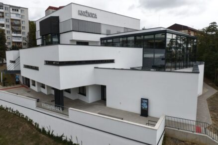 Modernistická budova vo Vranove nad Topľou z roku 1979 prešla komplexnou obnovou.