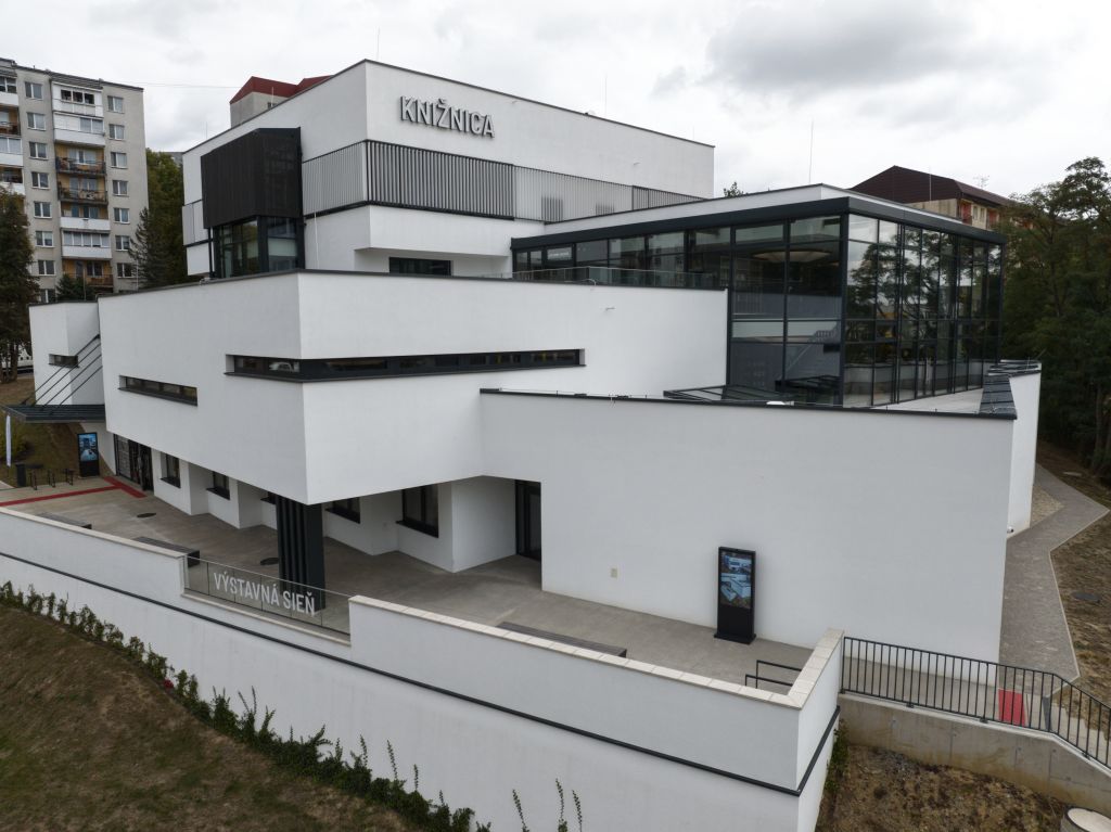 Modernistická budova vo Vranove nad Topľou z roku 1979  prešla komplexnou obnovou.