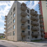Zrekonštruovaný bytový dom na Záhradníckej 91 s novými oknami a balkónmi.