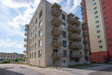 Zrekonštruovaný bytový dom na Záhradníckej 91 s novými oknami a balkónmi.