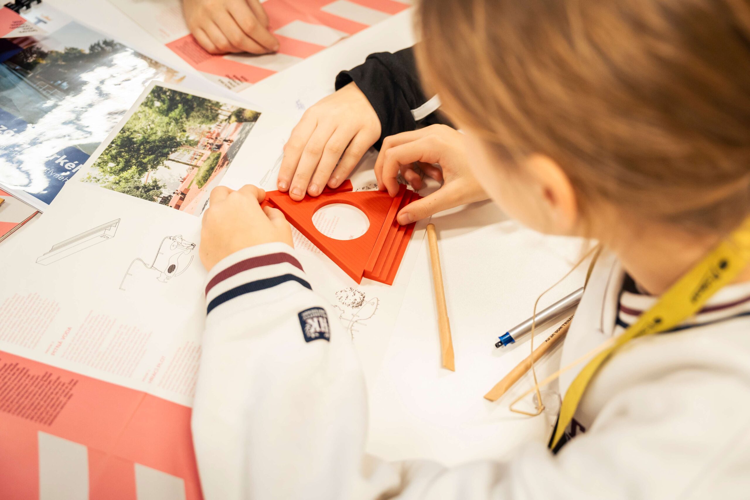 Návrhu školskej zóny predchádzali stretnutia s vedením školy a učiteľkami aj workshop so žiakmi a žiačkami ZŠ Gorkého.