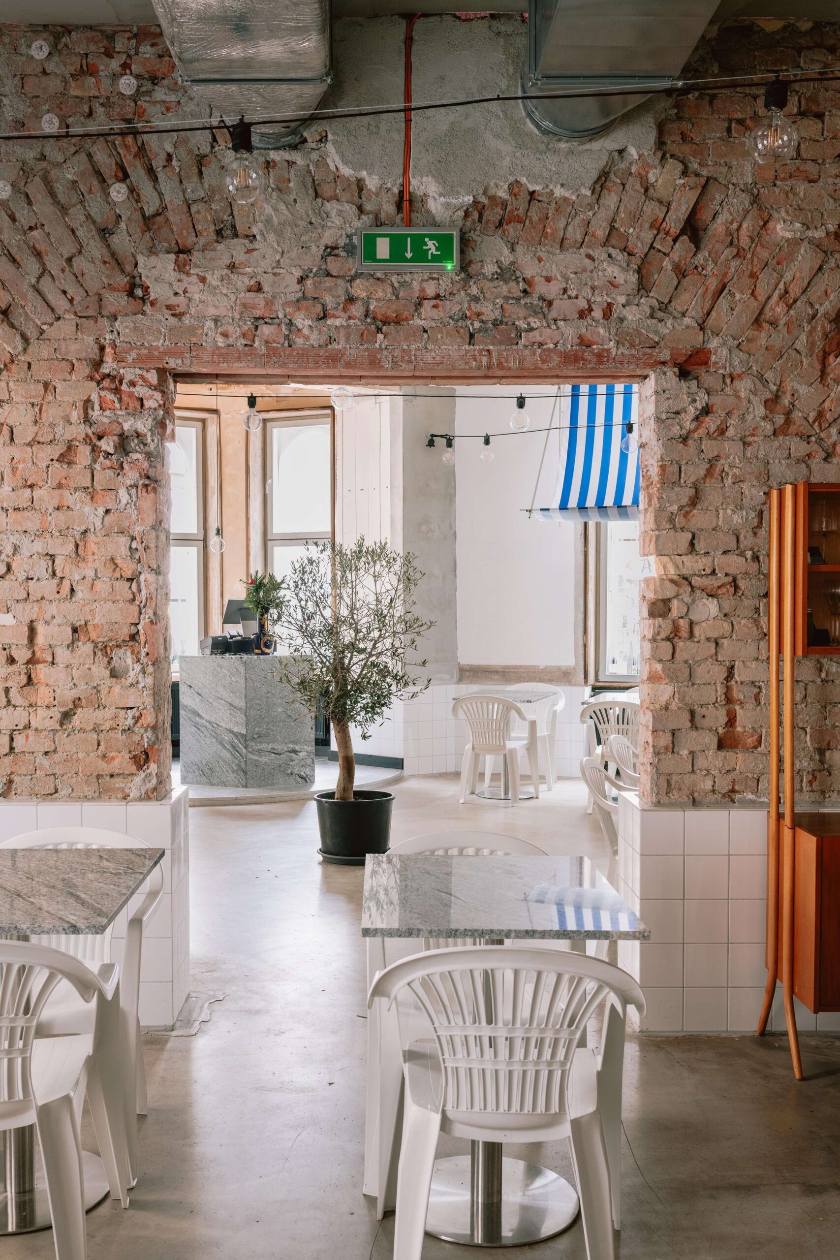Za najzaujímavejší prvok návrhu architekt považuje práve fakt, že priestor bol obnažený na svoju materiálovú podstatu.