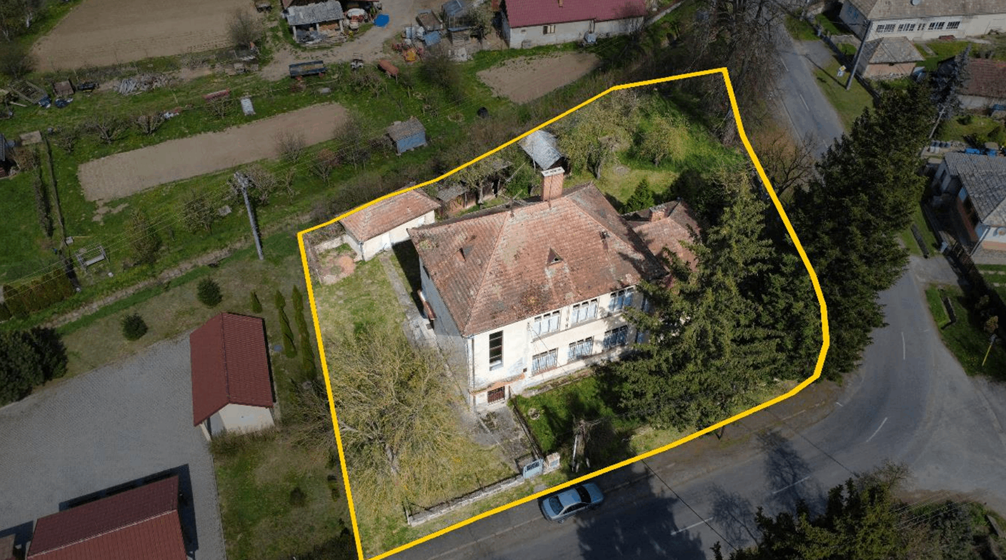 Súčasný stav budovy bývalej obecnej ľudovej školy v Brhlovciach