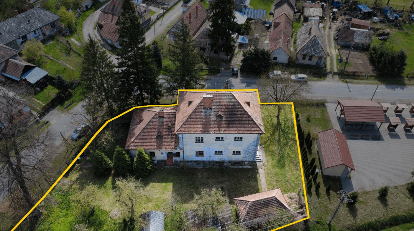 Súčasný stav budovy bývalej obecnej ľudovej školy v Brhlovciach