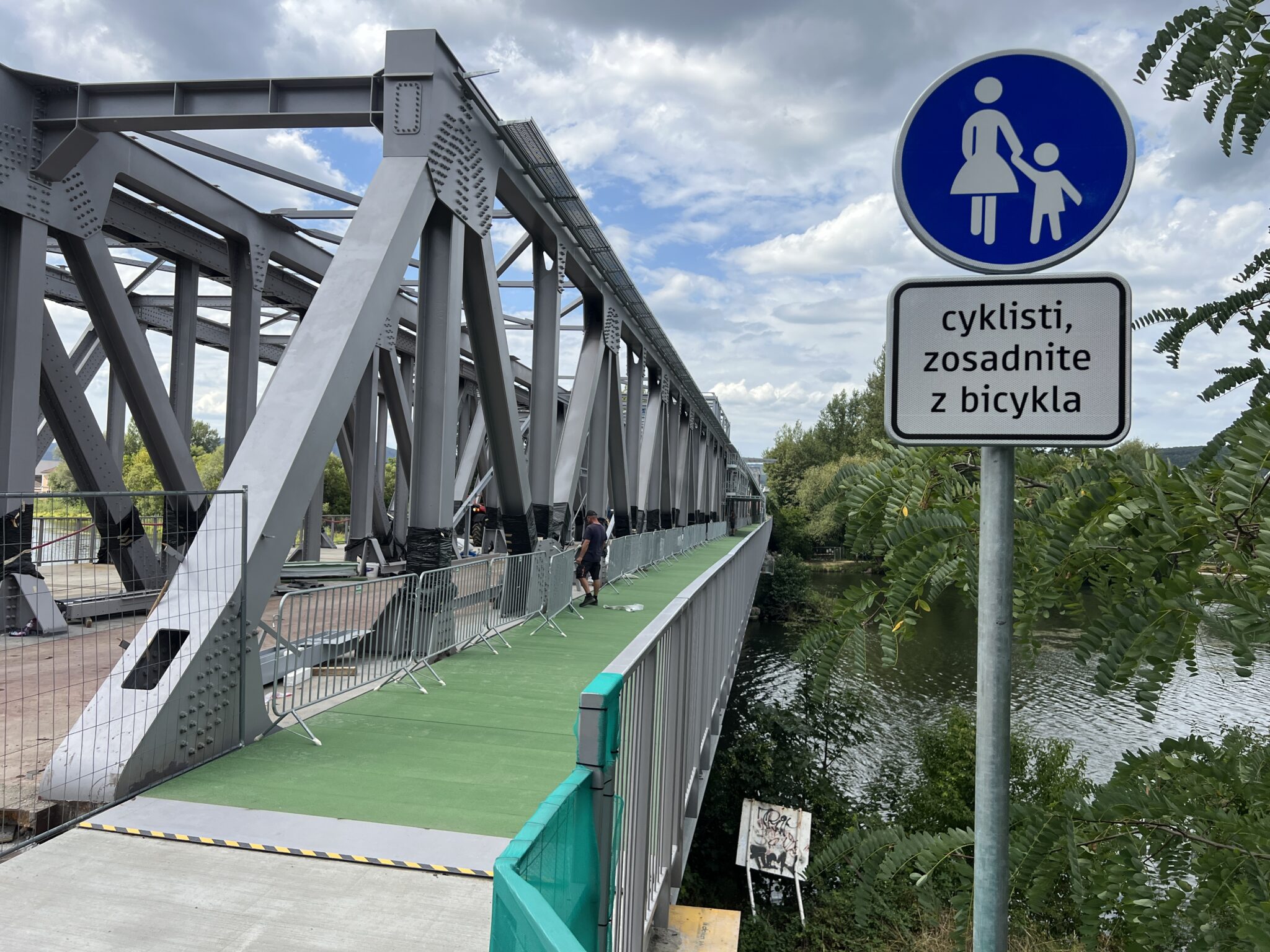 Trenčianska radnica sprístupnila lávku na Moste Fiesta pre cyklistov aj chodcov.