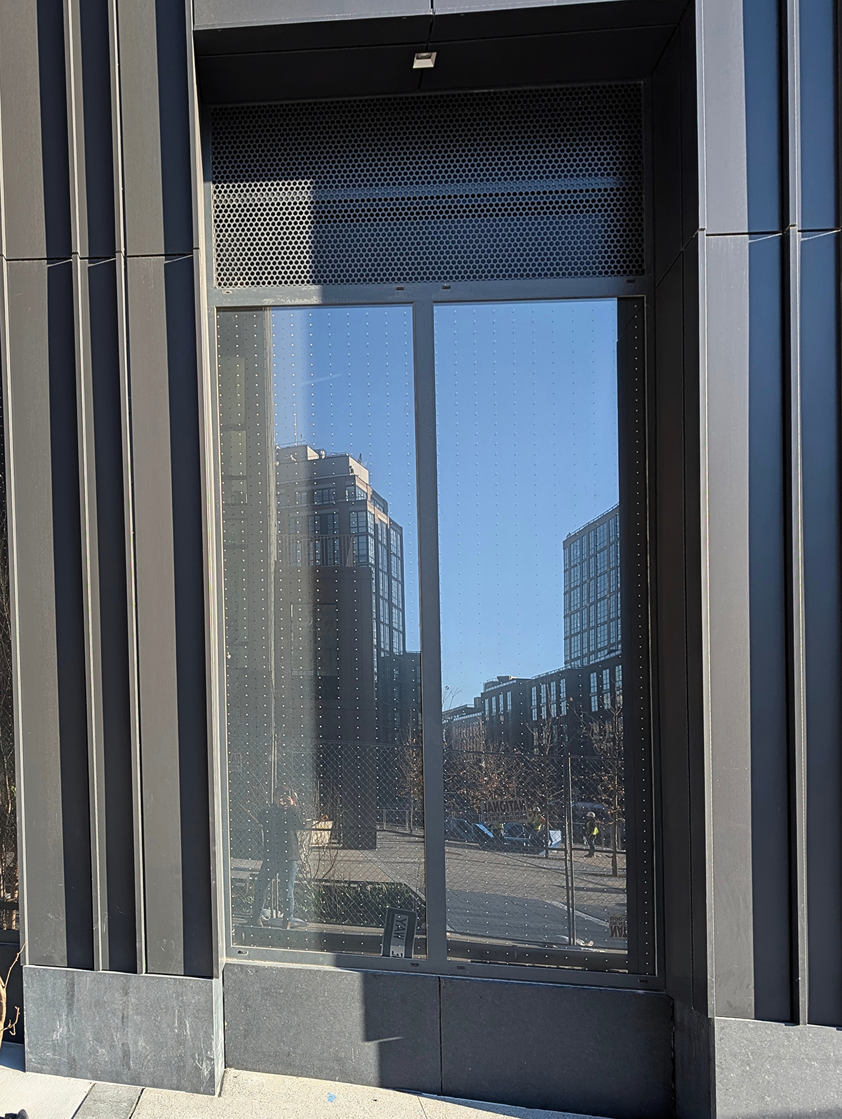Projekt “Carroll street” v New Yorku s “bird-friendly” zasklením. Detail zasklenia, na ktorom vidieť raster – bodky Detail bird-friendly skla s bodkovaným rastrom na ochranu vtákov