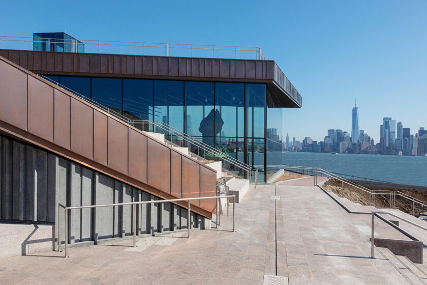 Presklená časť projektu Carroll Street s výhľadom na Manhattan