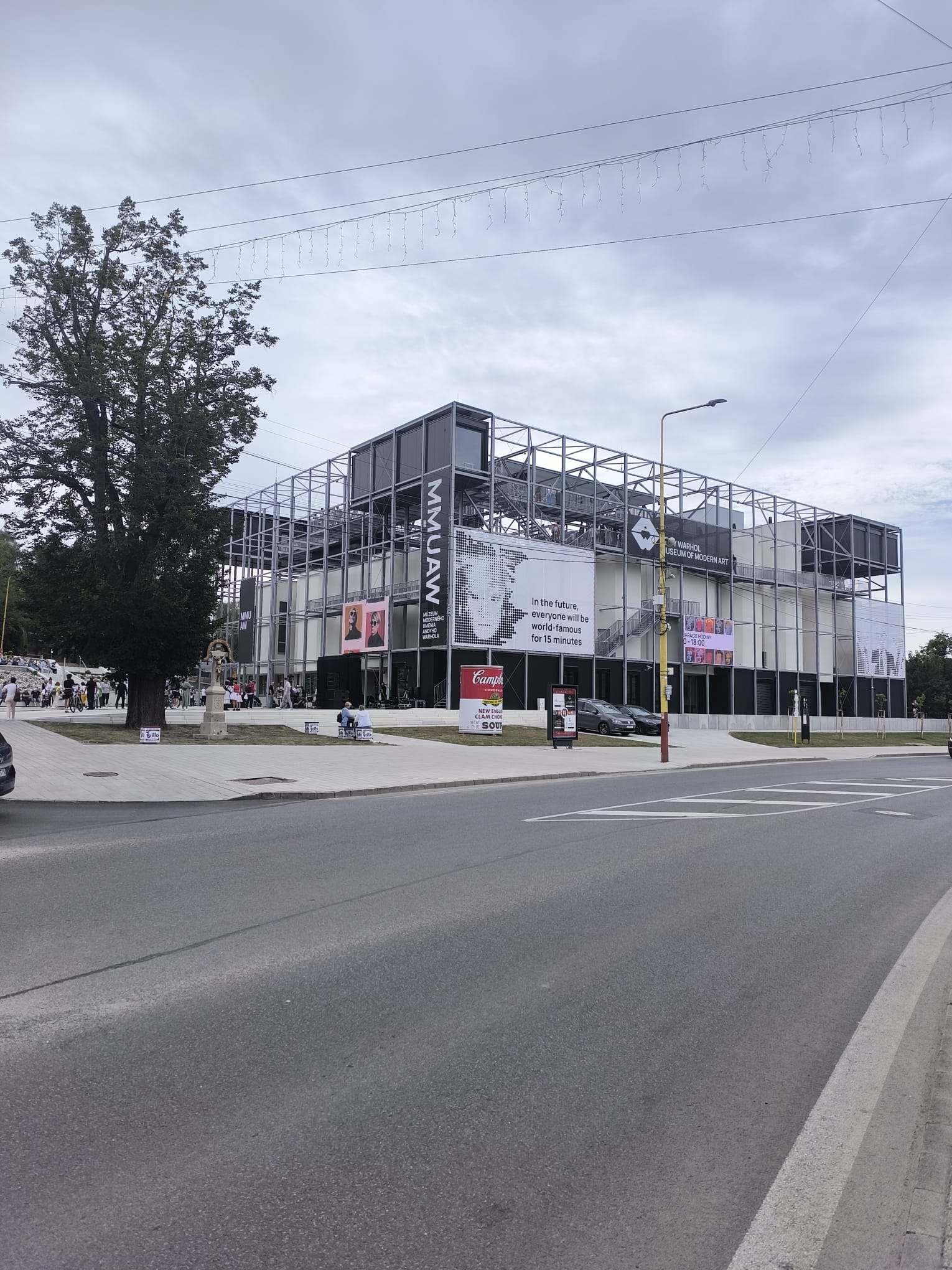Základnou ideou návrhu bolo zachovanie pôvodnej hmoty budovy s minimálnymi zásahmi a jej doplnenie o novú ľahkú ortogonálnu vrstvu.