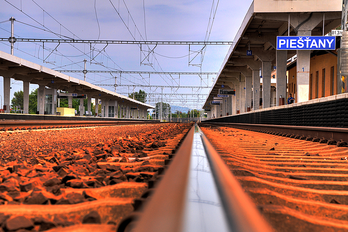 Modernizácia železničnej trate Piešťany – Nové Mesto nad Váhom patrí medzi najvýznamnejšie stavby z dopravnej infaštruktúry, kde Amberg Engineering Slovakia vykonávala stavebný dozor. 