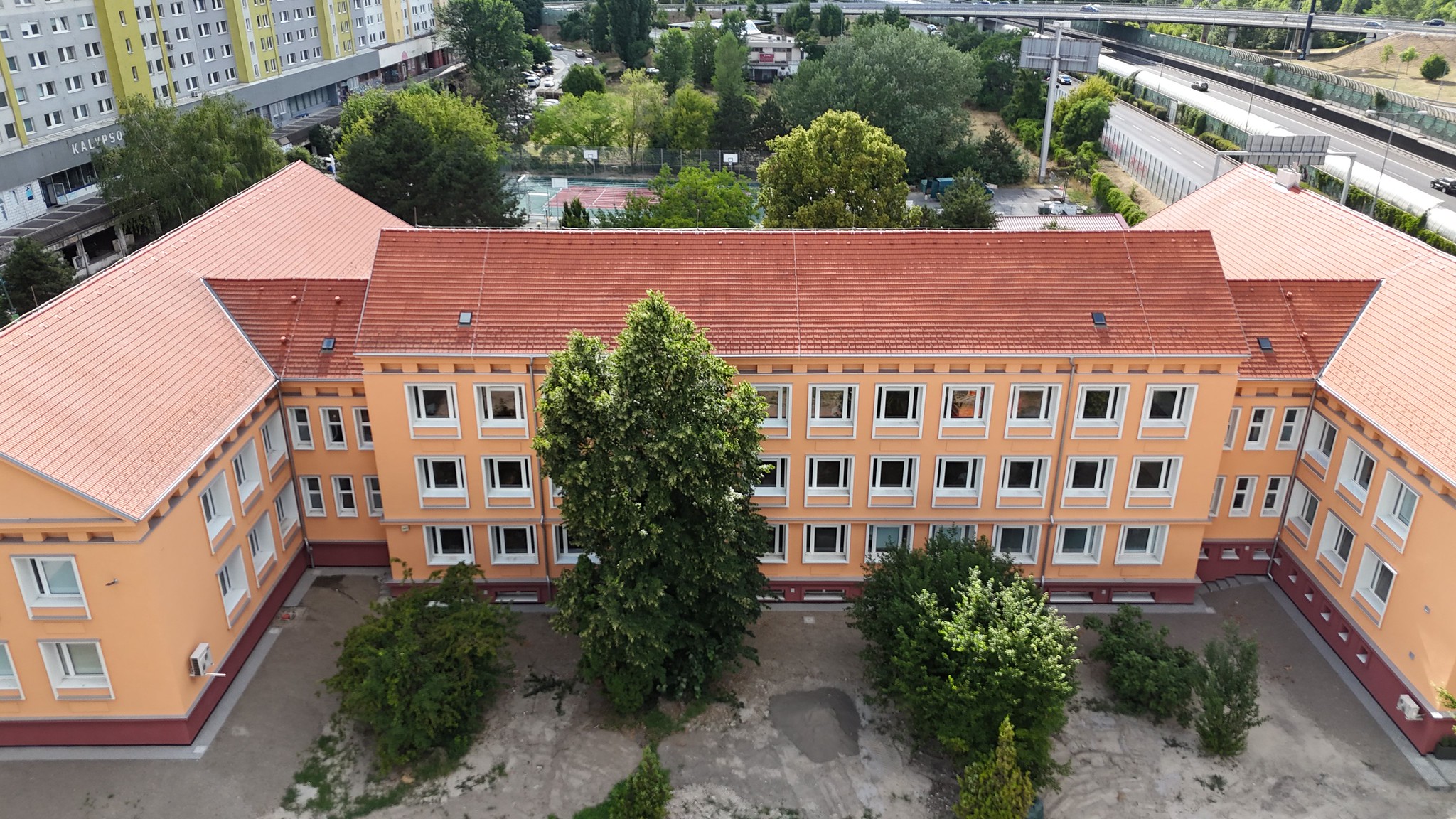 Zrekonštruovaná budova Gymnázia na Einsteinovej ulici v Bratislave. Zrekonštruovaná budova Gymnázia na Einsteinovej ulici v Bratislave.