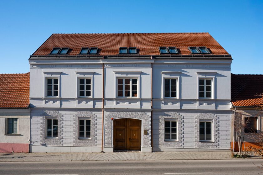 Bývalé kasárne v centre Modry sa zmenili na bývanie. Zachovali klenby aj historické detaily