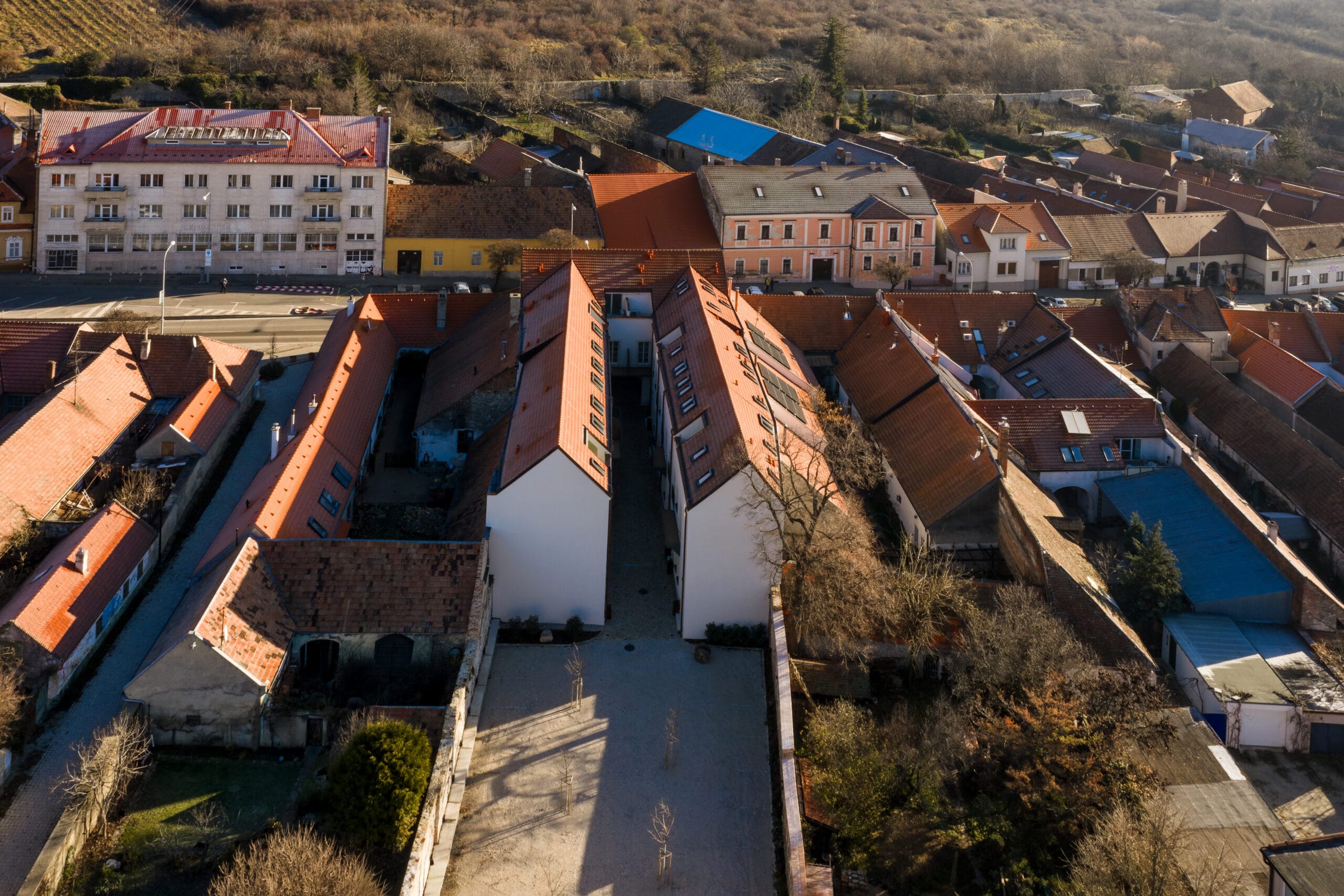 Súčasťou rekonštrukcie historického objektu bola tiež obnova spoločných dvorových priestorov.